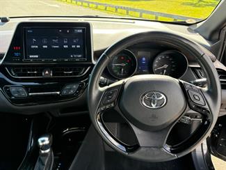 2017 Toyota C-HR - Thumbnail